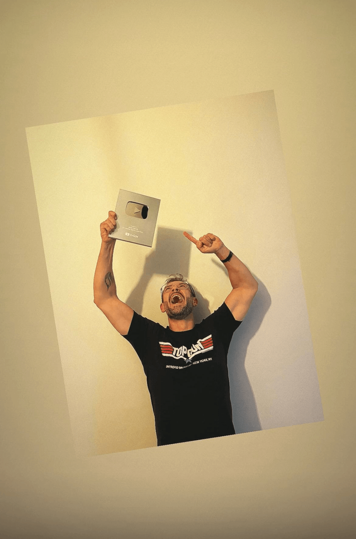 Javier Garzás con el premio de YouTube por 100K seguidores