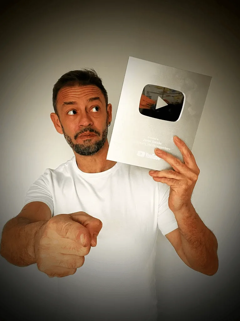 Javier Garzás con el botón de plata de YouTube